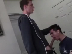 Un bel massaggiatore si infila un corpo fetish perverso e tenta una cameriera