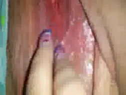 Teri Lucchese ma na sobie żółte buty na wysokich obcasach podczas orgazmu w łóżku