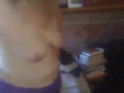 Seksowna ruda bawi się swoimi dziurkami przed kamerką internetową