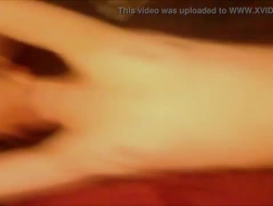 Een amateur meisje zuigt gretig de enorme lul van haar geile vriendje in een hotelkamer
