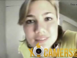 Webcams hebben twee babes betrapt die tegelijkertijd aan een lul zuigen en er elke seconde van genoten