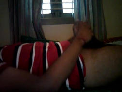 Ebony mec se branle devant la cam