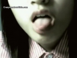 Azjatycka nastolatka pokazuje swoją owłosioną cipkę w wannie