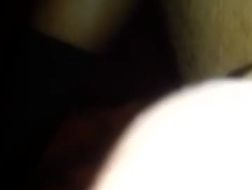 Une femme vigoureuse fait des vidéos brumeuses d'elle-même devant sa caméra Web, pendant qu'elle se perce le cul