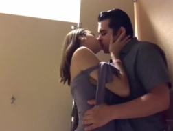 Une brune chaude en chemise imprimée animal a séduit le petit ami de sa belle-fille et lui a demandé de lui baiser le cul