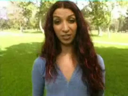 Sara Jay erotische MILF met lang haar in de keel door de BBC terwijl ze klaarkomt bij het meer