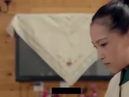Uwodzicielska japońska pokojówka liże twardego kutasa swojego napalonego szefa, podczas gdy w jej pracy nic się nie dzieje