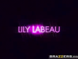 Lily Labeau er en slutty brunette med hårete fitte, som liker å leke med den hårete fitta