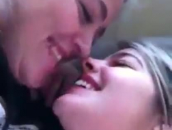 Горячие лесбиянки целуются и массируют друг друга