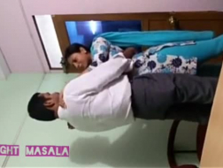 Teen indiano e il suo uomo zappe che massaggiano la sua figa