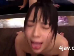 Cutie asiático sexy quer se masturbar no ar e no banco de trás, então ela é fodida por trás