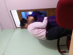Ondeugende Indiase pussylicking in hotelkamer
