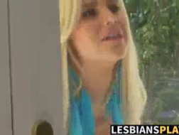 Mandy Muse, stor tittet blondine, gir gratis sexleksjoner til gutter hun liker og liker mye