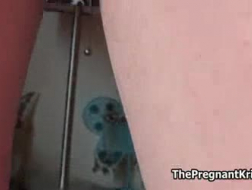 Zwangere blonde babe wordt graag in haar roze kutje genomen en klaarkomen