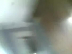 Хорошенькая рыжая играет со своими высокими сиськами пока пытается мастурбировать на веб-камеру
