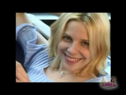 Юная блондинка-блондинка сосет хуй в гостиничном номере в любительском видео