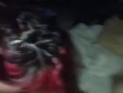 Molly Breelsen leker med puppene sine og suger ektemannens harde pikk, inne i en stor seng