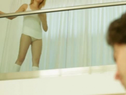 Una bionda sensuale in abito bianco a rete fa sesso anale sensuale con il suo ex
