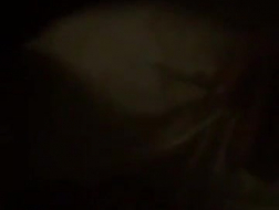 Julie Love montre fièrement ses seins sur la webcam et touche sa chatte humidifiée