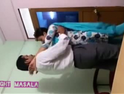 Adolescente indiana está fazendo sexo anal casual com o namorado apenas depois de chupar seu pau duro