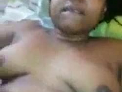 Una donna grassa si massaggia il cazzo duro del suo uomo anziano, mentre gira un video porno per bambini