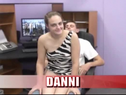 Danni e Zafira stanno facendo un quartetto nel dormitorio, mentre i loro fidanzati sono al lavoro