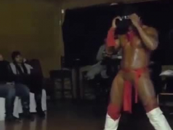 Ervaren danseres is geolied en klaar om een ​​zwarte man te neuken in plaats van te dansen