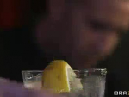 Hete barman in paars shirt knielt voor haar klanten en zuigt hun pulserende lul