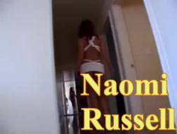 Vivianne Russell jest przybijana gwoździami na sofie i jęczy z rozkoszy podczas orgazmu