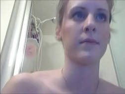 Aziatische blondine met blauwe ogen wordt genageld voor haar webcam en schreeuwt terwijl ze klaarkomt