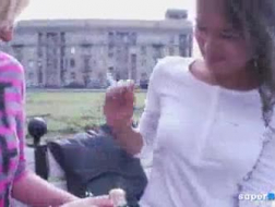Schattige Russische tiener speelt met haar schoolmeisje poesje