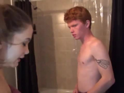 Seksowna dziewczyna o rudych włosach Ivy Jolie wykonuje masaż Kamasutry swojemu chłopakowi