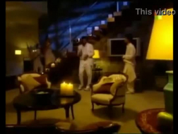 Mulher loira gostosa, Asa Akira e um cara negro bonito estão fazendo sexo quente em sua casa