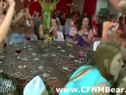 CFNM party babes feesten