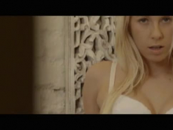 Очаровательная блондинка принимает одну в попку в любительском видео