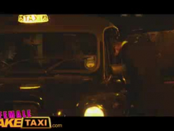 Taxista sexy se folla a una morena.
