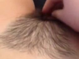 Korthåret jente får to massive dicks samtidig i sengen sin