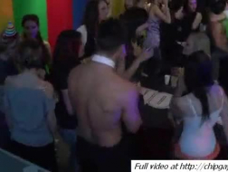 Garotas de festa hardcore chupando pau de strippers