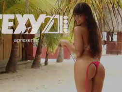 Morena está fazendo um vídeo pornô com um cara que a filma enquanto chupa um pau