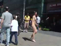 La nudità pubblica è più divertente quando tutti si divertono, cazzi compresi