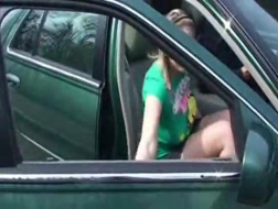 Похотливый мужик трахает двух дам и скачет на руке девушки на заднем сиденье своей машины