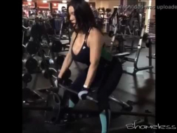 Um treino de fitness com duas garotas quentes