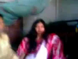 HUNT4K. Indian Guy kaller nabo for å hjelpe henne med sin seng Amatør Milf liker å ha sex med ham på badet