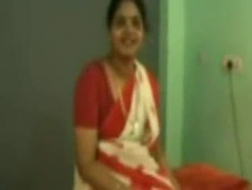 Dama india en medias estira su coño y boca bbw