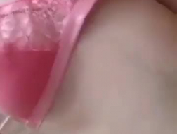 Rubbing Bedeckte kleine Titten Babe Marley Brinx Öl ihre öligen süßen rosa Lippen und machen ihr nasses gieriges Loch