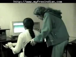 Bangladeshi vrouw vingeren zichzelf op webcam