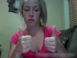 Achttienjarige Stacy gekleed als volwassen vrouw! Verleidelijke natuurlijke grote natuurlijke tieten show via webcam