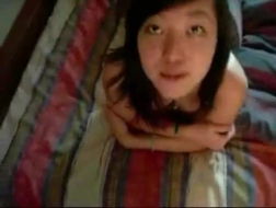 Azjatyckie amatorskie teen babe pasuje jej nadgrzeczone deski do prasowania, aby pokazać okrągły łup