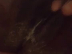¡El esperma gotea del coño peludo de Sara antes de que ella aparezca su culo abierto!