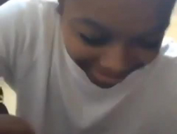 Cute Ebony Alya tar bilder fra venner webcam og tar dem til kjæresten sin